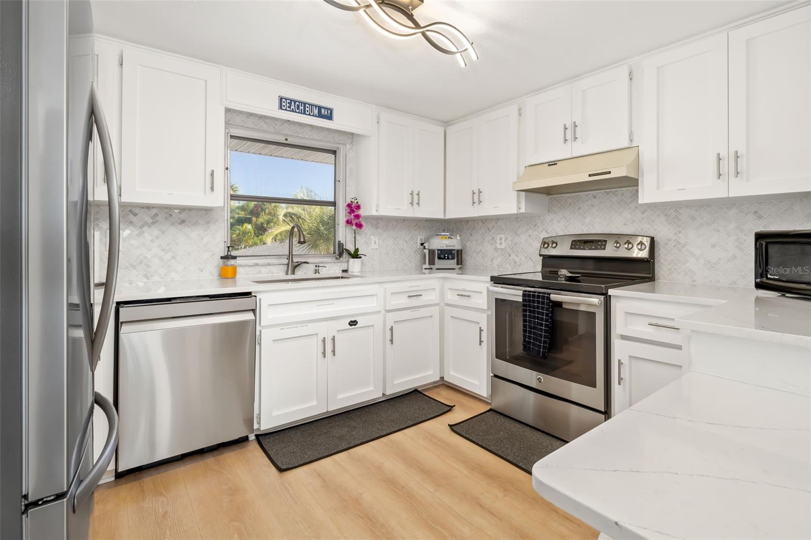 Siesta Key Waterfront 9 Unit Building + 8 Big Slips For Sale - $5,995,000